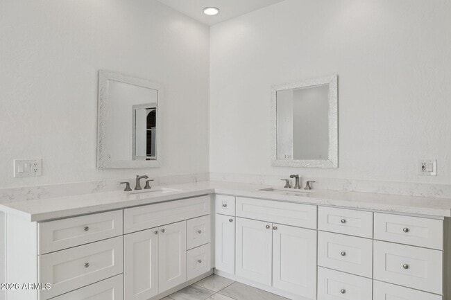 Building Photo - 8303 N 61st Pl