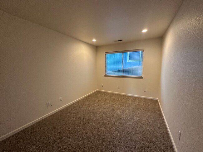 Building Photo - Spacious 3-Bedroom, 2-Bath Home for Rent i...