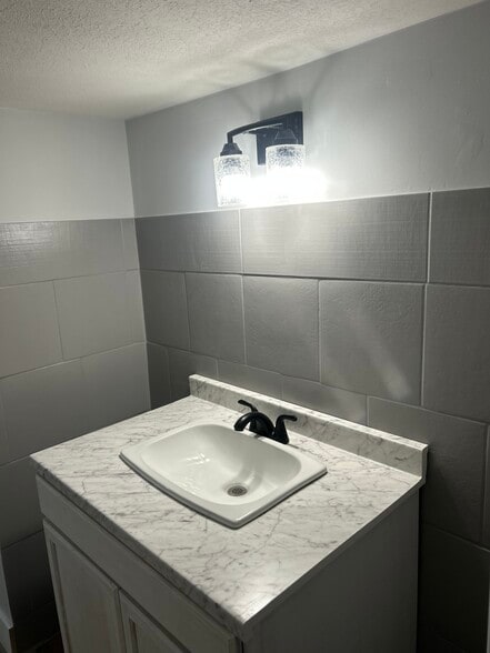 Building Photo - 9511 Gentry Ave