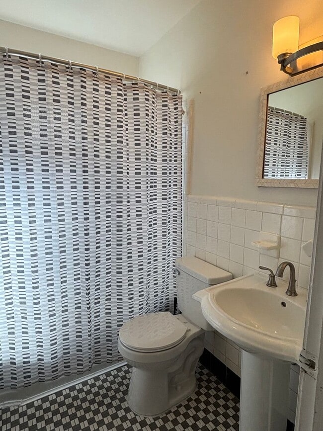 Building Photo - Adorable 2 Bedroom with Stackable Washer/Dryer