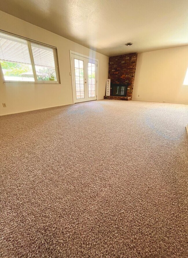 Building Photo - 3 Bedroom Home with a Backyard!!