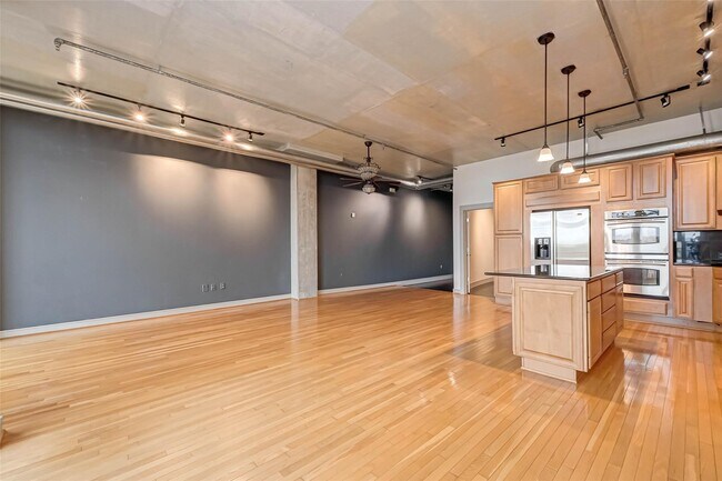 Building Photo - 1616 Fountain View Dr