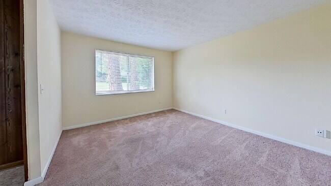 Building Photo - Welcome home to this beautiful brick 3-bedroom