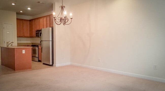 Building Photo - Steps from Shopping, Dining, & Entertainment in The Market Common