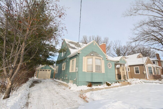 Building Photo - Beautiful 4 Bedroom With Modern and Unique Features Available For Rent NOW!