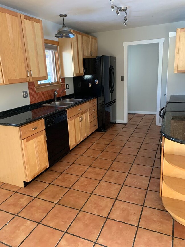 Building Photo - Sunny 3 bed/2 bath North Boulder Home - Av...