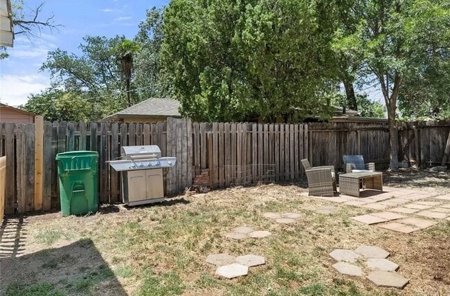 Building Photo - Charming 3-Bedroom Downtown Home with Back...