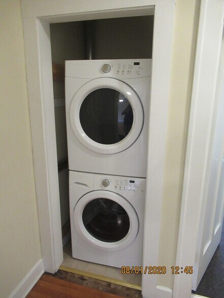 Building Photo - 719 E 7th St