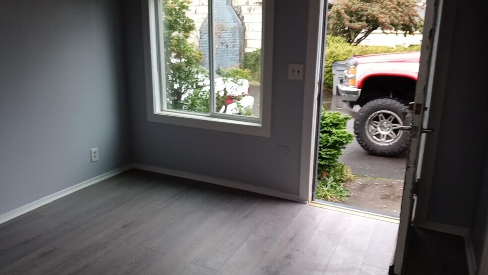 Building Photo - 430 S Holladay Dr