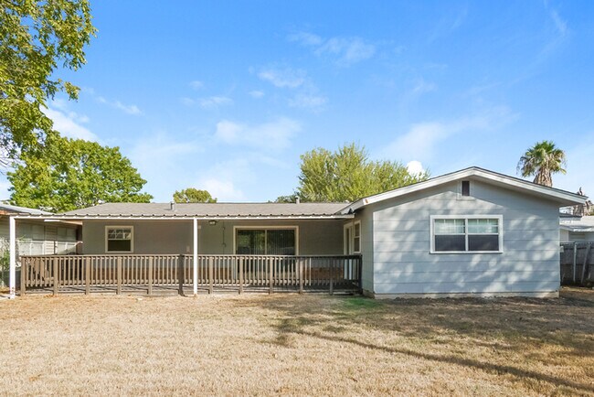 Building Photo - Spacious Living Near Parks & Trails