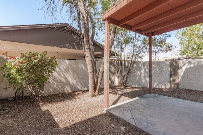 Building Photo - 736 S Farmer Ave