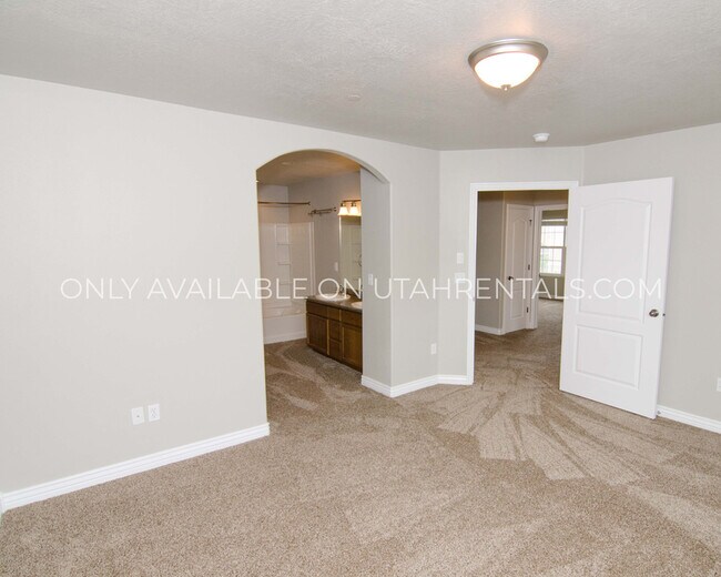 Building Photo - 1054 W 70 N