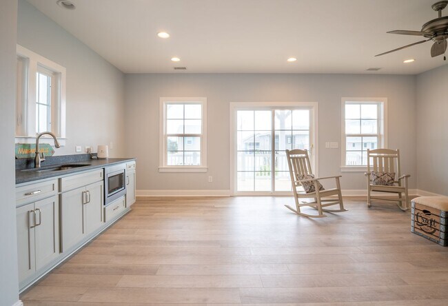 Building Photo - AWESOME OFF-SEASON SINGLE FAMILY BEACH HOME PRICE JUST REDUCE