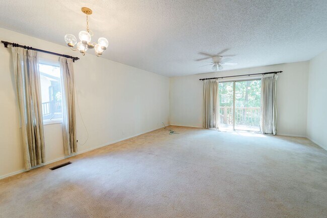 Building Photo - This darling 2 bedroom, 1.5 bath townhome is perfect for low maintenance, one level living! With ...