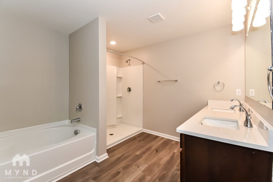 Building Photo - 828 Lake Chase