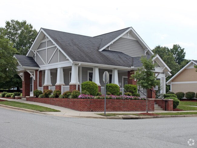 Building Photo - The Villas at North Oak