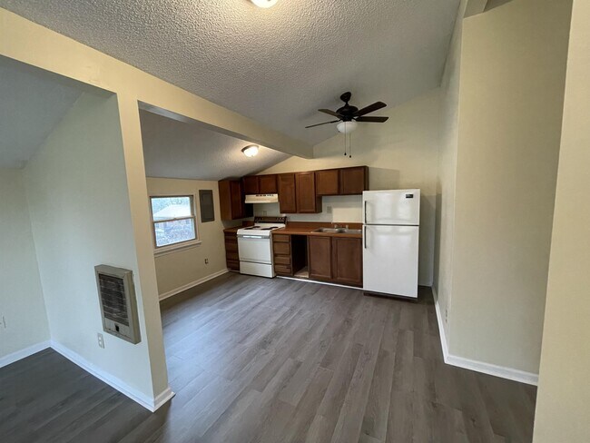 Building Photo - 930 Sparta Dr