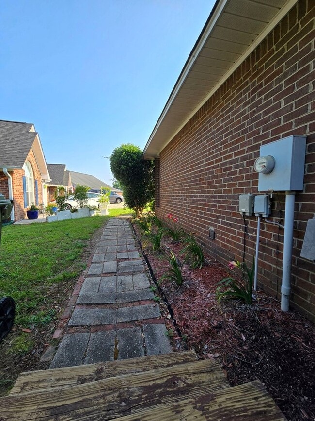 Building Photo - 385 Wildwood Ave