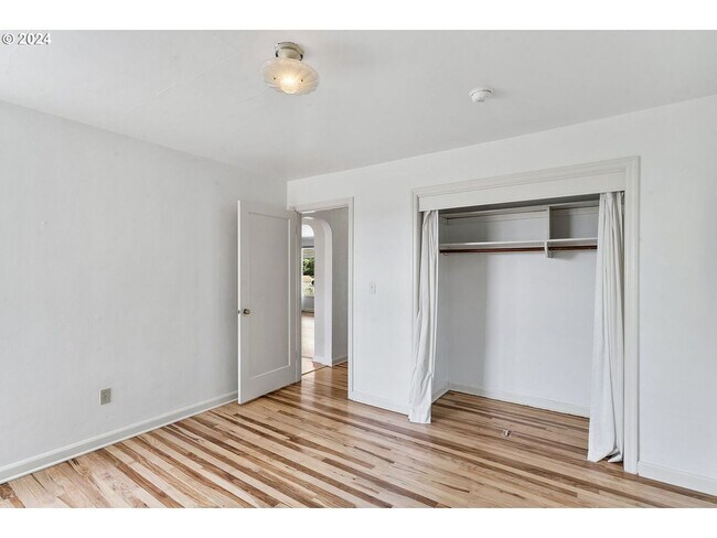 Building Photo - 2 Bedroom Duplex Near UO Campus