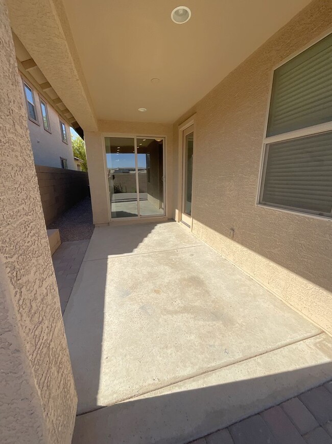 Building Photo - Vail School District hard to find 5 bedroo...