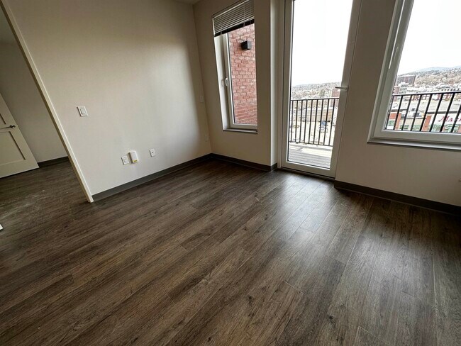 Building Photo - 409 Elm St
