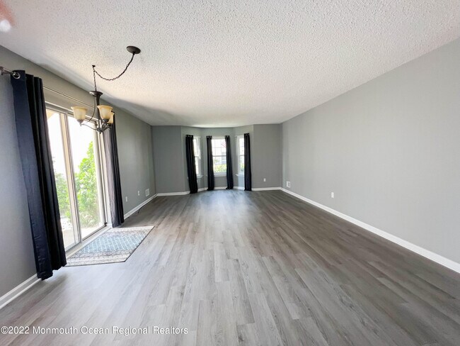 Building Photo - 313 Tulip Ln