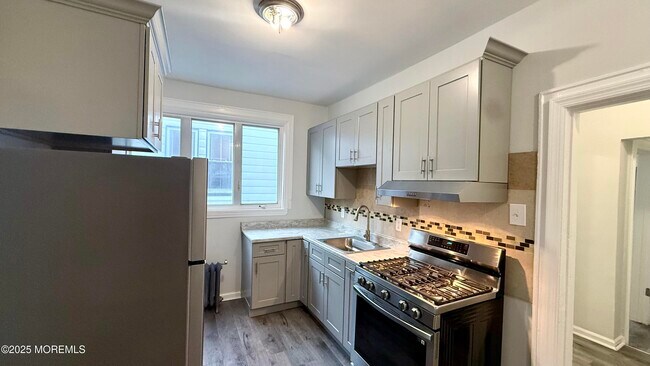 Building Photo - 56 Lindsley Pl