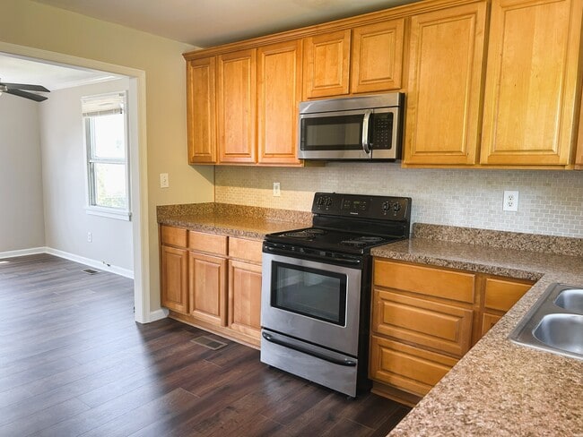 Building Photo - 133 Green Meadow Dr
