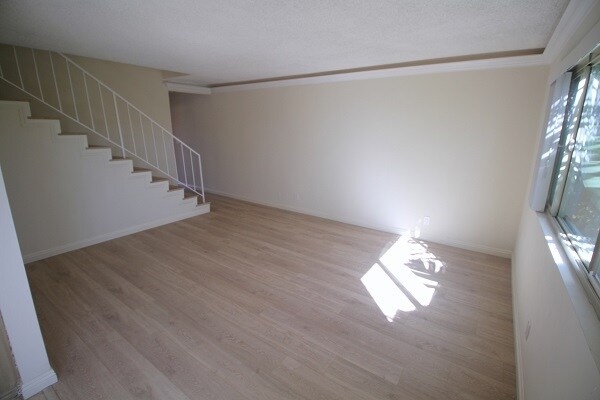 Building Photo - 301 Knob Hill Ave