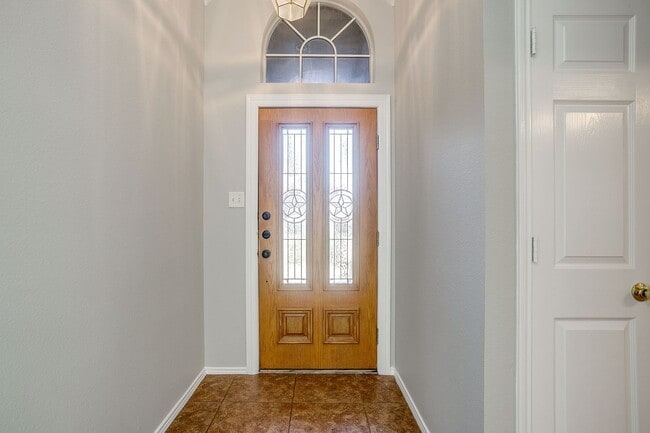 Building Photo - Spacious 3 Bedroom, 2 Bath Home Waiting fo...