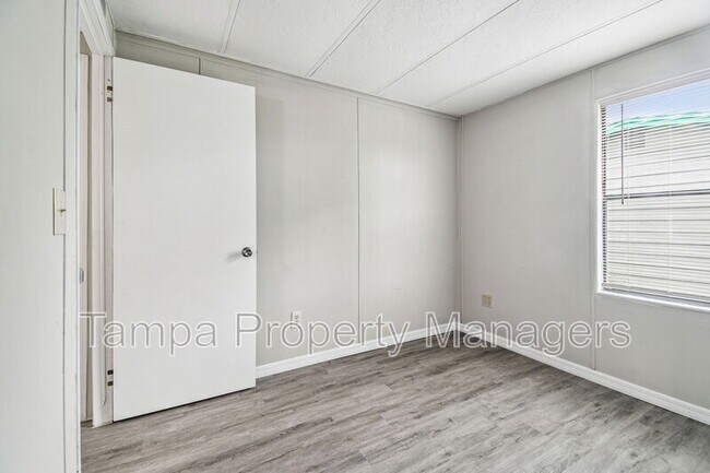 Building Photo - 201 Country Ln