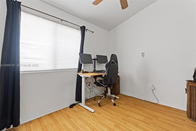 Building Photo - 6235 SW Kendale Lakes Cir