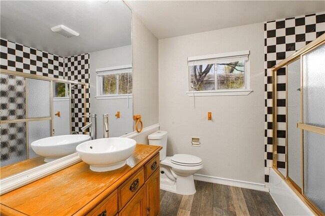Building Photo - 6810 Willamette Dr