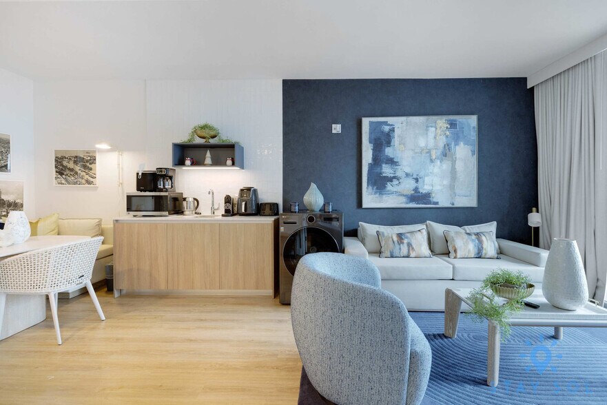 Building Photo - 601 NE 1st Ave