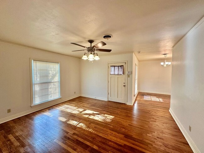 Building Photo - If You’ve Been Looking for Cozy, This Might Be It | 2/1 Pre-Leasing For 8/1