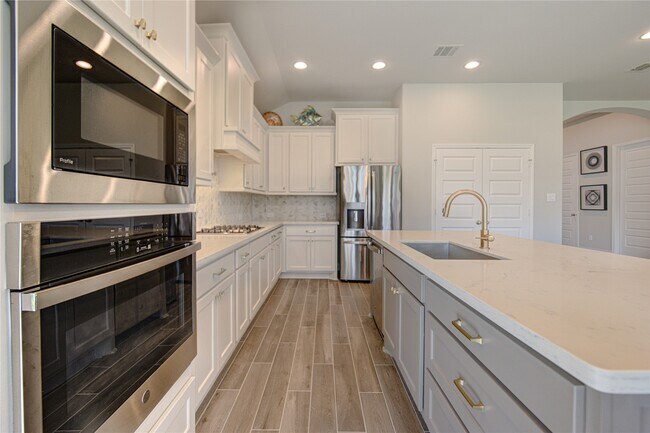 Building Photo - 1930 Creekwood Cv