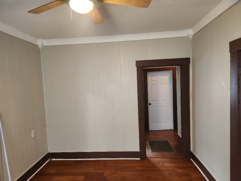 Building Photo - 2117 S Maple St