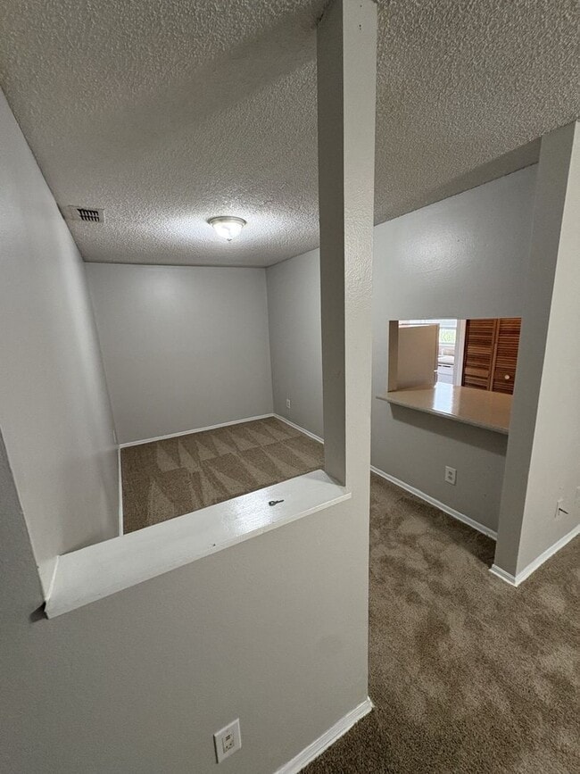 Building Photo - 1st floor 2 bedroom 2 bathroom