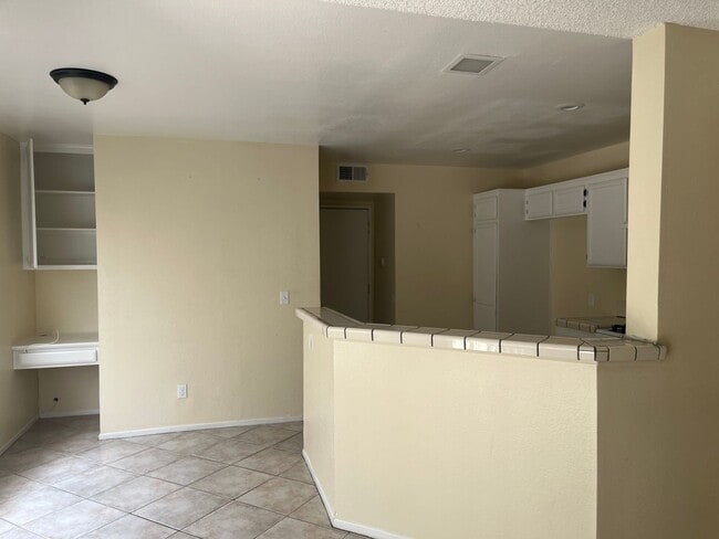 Building Photo - 2BD/ 3BTH TOWNHOUSE EAST PALMDALE