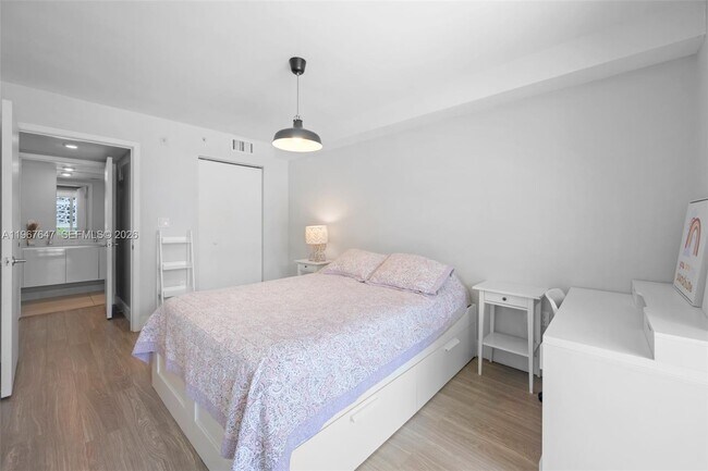 Building Photo - 1025 92nd St