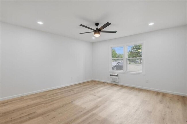 Building Photo - 608 N College Dr