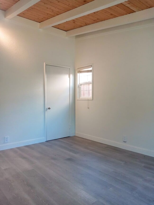 Building Photo - Beautifully Remodeled 2bd Single Story Hou...