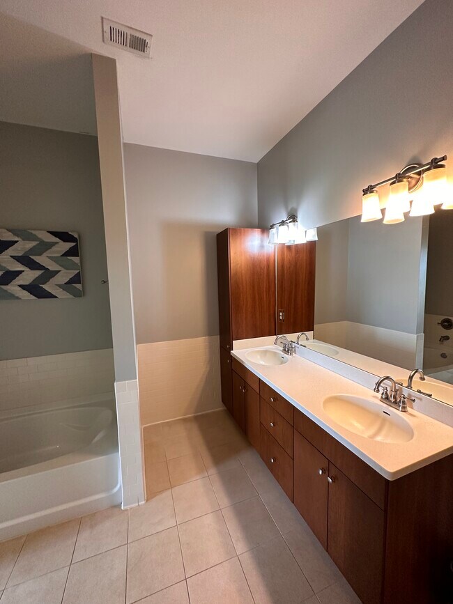 Building Photo - 200 Manufacturers Rd Unit. 701