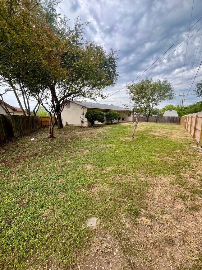 Building Photo - Charming 3/2 in Pipers Meadow  ~  *NO HOA*...