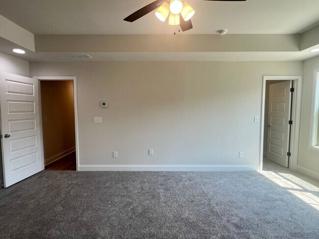 Building Photo - Beautifully Done & Brand New 4BD/2.5 Home in Jones Co.