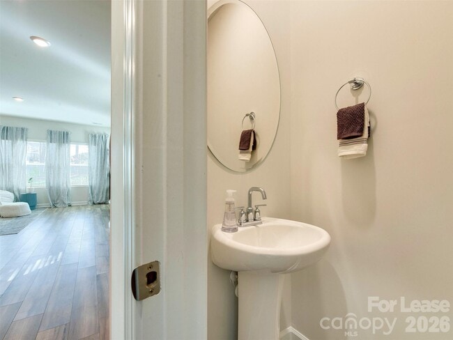 Building Photo - 4009 Woodland View Dr