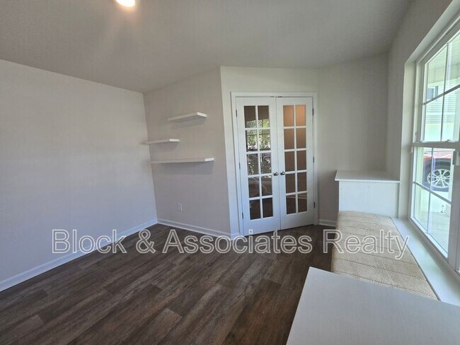 Building Photo - 310 Beresford Wy