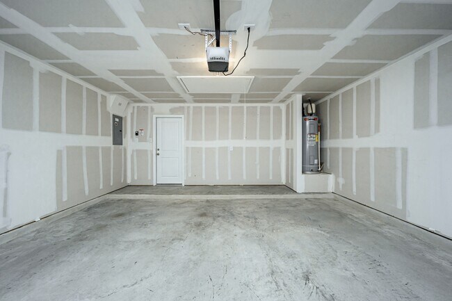 Building Photo - 611 Fallbrook Dr