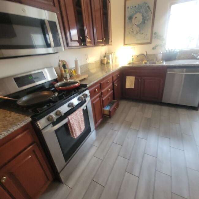 KITCHEN - 1347 S Mansfield Ave