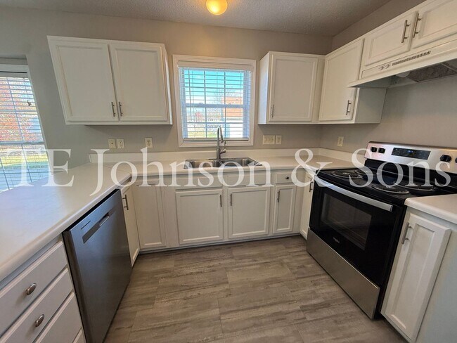 Building Photo - Spacious 4 Bedroom Home with Modern Comfor...